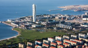 1200px-Västra_hamnen–flygbild_06_september_2014-2